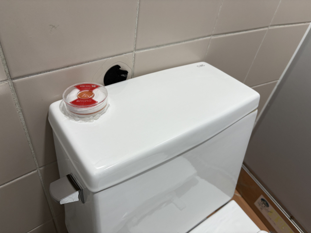 지난달 30일 경남 김해시의 한 공중화장실에 설치된 비상 안심벨이 고장난 상태로 변기 위에 놓여 있다. 이경민 기자