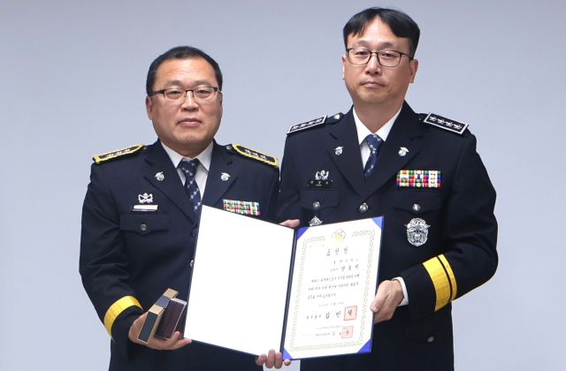 통영구치소 강홍석 교정관(왼쪽)이 ‘제80주년 교정의 날’을 맞아 교정행정 발전에 이바지한 공로로 국무총리 표창을 받았다. 통영구치소 제공