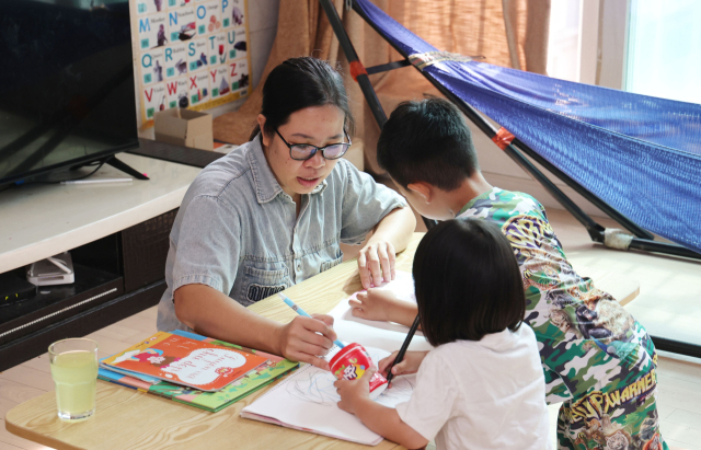 부산 강서구 지사동 집에서 베트남에서 온 우엔티 투이(39) 씨가 아이들을 돌보고 있다. 이재찬 기자 chan@