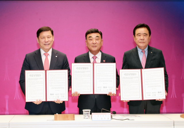 5일 오후 울산시청 대회의실에서 ‘KBO 퓨처스리그 울산프로야구단(가칭) 창단을 위한 업무 협약식’이 열렸다. 허구연 KBO 총재(왼쪽), 김두겸 울산시장(가운데), 김철욱 울산시체육회장이 업무협약을 체결한 뒤 기념촬영을 하고 있다. 울산시 제공