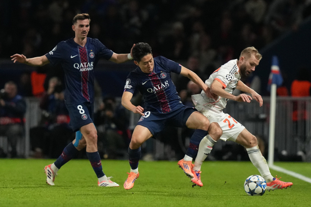 이강인(PSG)이 5일(한국 시간) 프랑스 파리에서 열린 2025-2026 UEFA 챔피언스리그(UCL) 리그 페이즈 4차전 홈 경기 바이에른 뮌헨과의 경기에서 상대 선수와 볼 다툼을 벌이고 있다. AFP연합뉴스
