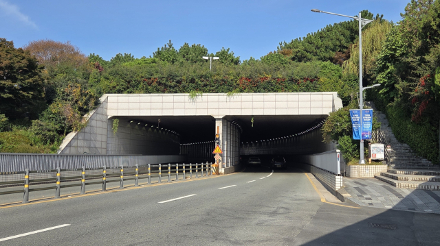 부산시는 내년 4월 유엔기념공원 앞 생태터널 철거 작업을 시작할 예정이라고 6일 밝혔다. 사진은 철거를 앞둔 생태터널 모습. 박수빈기자 bysue@
