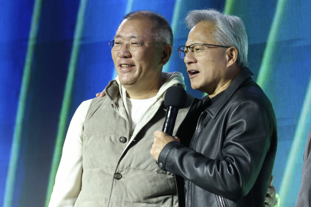 젠슨 황 엔비디아 최고경영자와 정의선 현대차그룹 회장이 10월 30일 서울 코엑스에서 열린 엔비디아의 그래픽카드(GPU) '지포스' 출시 25주년 행사에서 단상에 올라 있다. 연합뉴스