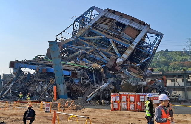 6일 오후 2시 29분 촬영된 울산 남구 울산화력발전소 구조물 붕괴 현장. 보일러 건물로 추정되는 구조물이 엄청난 굉음과 함께 무너져 내려 거대한 철골 더미로 변해있다. 현장에는 관계자들이 나와 사고 현장을 수습 중이다. 울산소방본부 제공