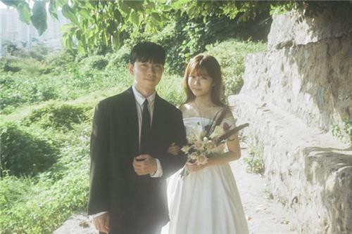 사하구 명소를 배경으로 한 웨딩 촬영. 부산 사하구청 제공