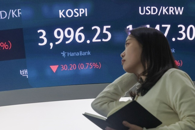 7일 서울 중구 하나은행 본점 딜링룸 현황판에 코스피 지수가 표시돼 있다. 연합뉴스