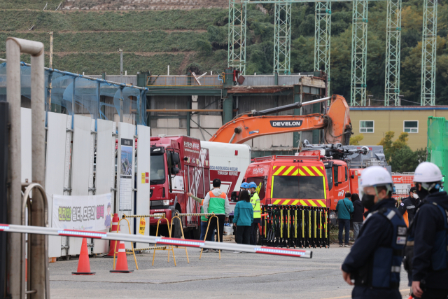 한국동서발전 울산발전본부 울산화력발전소 보일러 타워 붕괴 사고 사흘째인 8일 오전 119 구조대 차량이 발전소 후문을 통과하고 있다. 현재까지 매몰자는 총 7명으로 실종자 2명을 제외하고 사망자는 3명, 사망 추정자는 2명이다. 연합뉴스