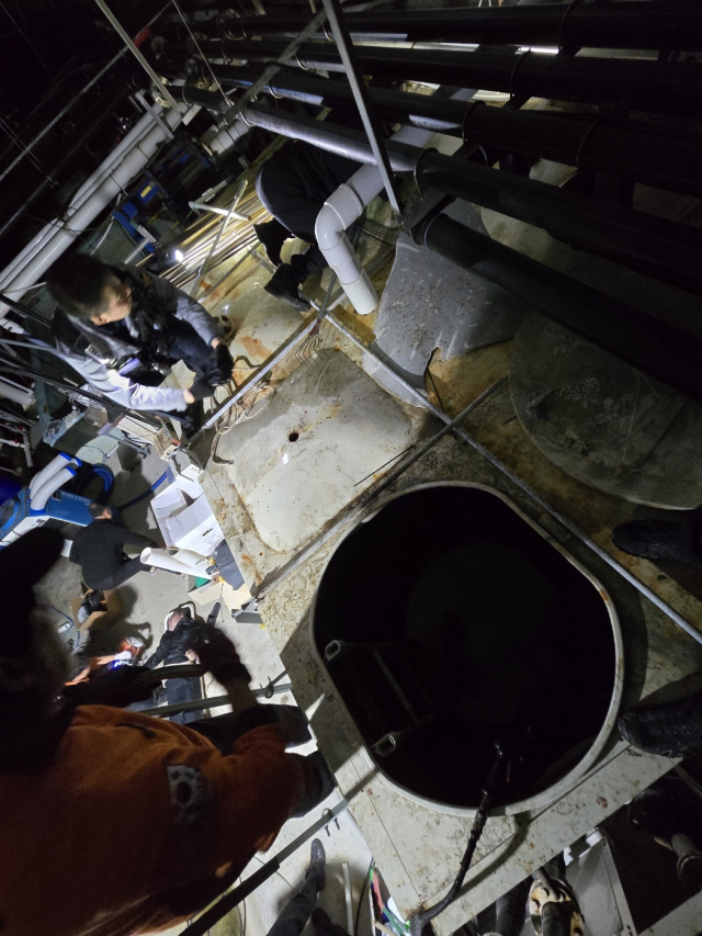 9일 오후 8시 30분께 고성군 하일면 육상양식장 저수조에서 현장소장인 50대 한국인과 스리랑카 국적 20대, 30대 직원이 숨진 채 발견돼 경찰이 조사에 나섰다. 사고가 난 저수조는 가로 4ｍ, 세로 3ｍ, 높이 2ｍ 크기의 밀폐형 탱크로 물이 가득 차 있던 상태였다. 부산일보DB