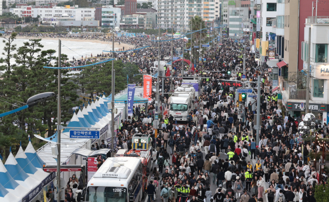 지난해 11월 광안리해수욕장에서 열린 제19회 부산불꽃축제 관람 인파. 부산일보DB