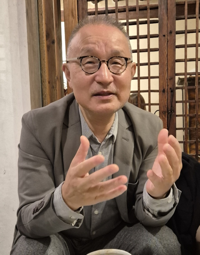 6년 만에 한국을 찾은 재독 작곡가 심근수 선생이 지난 8일 서울 종로구 인사동 경인갤러리에서 현대음악에 대한 자신의 견해를 밝히고 있다. 박석호 기자