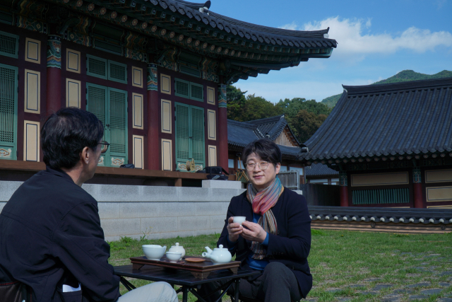 범어사가 둘레길 탐방, 다도 체험, 문화유산 배우기 등으로 구성된 ‘치유의 숲’ 프로그램을 3년간 운영할 예정이다. 부산우리들병원 황병욱 병원장이 범어사 선문화교육센터의 다음관에서 다도 체험을 하고 있다.
