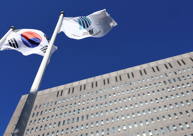 검찰의 대장동 개발 비리사건 항소 포기와 관련해 일선 검사장들이 노만석 검찰총장 권한대행에게 '항소포기 지시경위·근거' 등 상세 설명을 요구하는 입장문을 낸 10일 서울 서초구 서울중앙지방검찰청에 검찰기와 태극기가 펄럭이고 있다. 연합뉴스