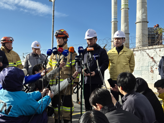 고용노동부 김영훈 장관이 11일 오전 한국동서발전 울산화력발전소 보일러 타워 5호기 붕괴로 매몰·실종된 4명을 구조하기 위한 4·6호기 발파 해체 작업 관련 브리핑을 열고 있다. 강대한 기자