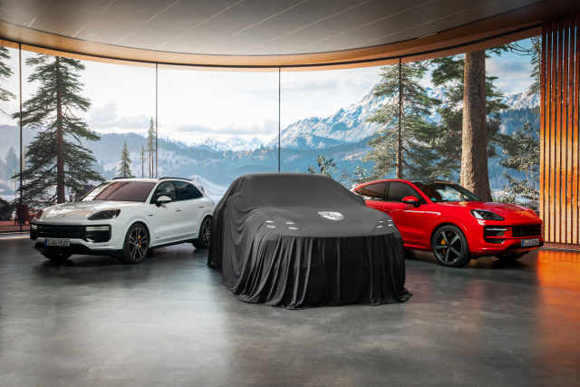 오는 19일 공개를 앞두고 베일에 가려진 포르쉐 ‘카이엔 일렉트릭(가운데)’과 기존 카이엔 모델들. 포르쉐코리아 제공