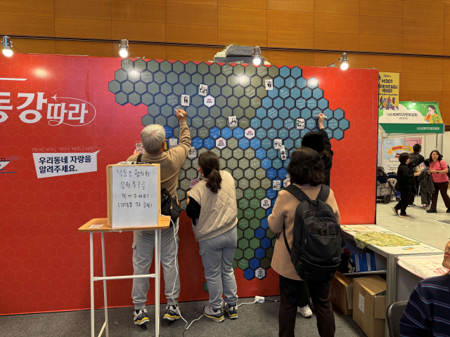 서울 코엑스에서 열린 ‘트래블쇼 2025’에서 운영 중인 낙동강협의회 공동 홍보관에 많은 사람들이 이벤트에 참가하고 있다. 양산시 제공