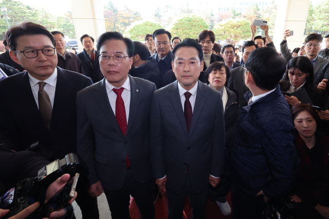 국민의힘 장동혁 대표와 송언석 원내대표를 비롯한 의원들이 11일 서울 서초구 대검찰청 앞에서 검찰의 대장동 개발 비리사건 항소 포기와 관련해 규탄대회를 연 뒤, 노만석 검찰총장 대행과 면담을 요구하며 항의방문을 시도하고 있다. 연합뉴스