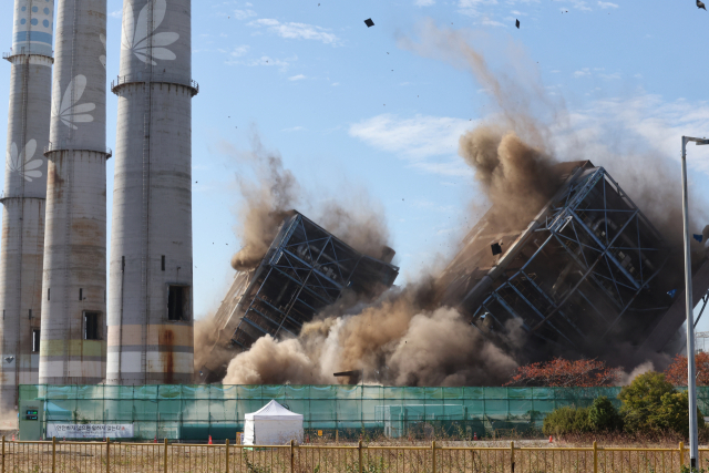 울산화력발전소 보일러 타워 붕괴 사고 엿새째인 11일 정오 사고로 무너진 5호기 타워 양옆의 4·6호기가 발파되고 있다. 연합뉴스