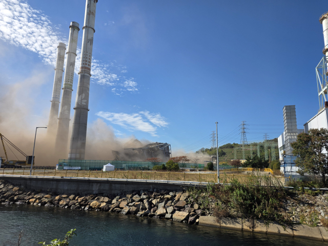 한국동서발전 울산화력발전소 보일러 타워 5호기 붕괴 사고 엿새째인 11일 정오 매몰·실종자 4명을 구조하기 위한 4·6호기 발파 해체 작업이 진행되고 있다. 강대한 기자