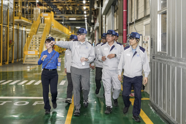 GM 한국사업장 헥터 비자레알(왼쪽 두번째) 사장이 창원공장을 점검하고 있다. GM 한국사업장 제공