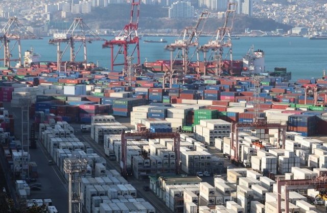 수출입 컨테이너가 쌓여 있는 부산항 컨테이너 터미널 모습. 부산일보 DB