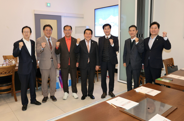 낙동강협의회는 지난 10일 제2회 정기회에 앞서 기념사진을 찍고 있다. 양산시 제공