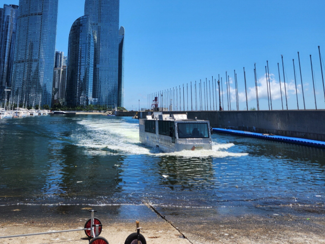 부산 수륙양용버스가 시험 운항하는 모습. 부산시 제공.