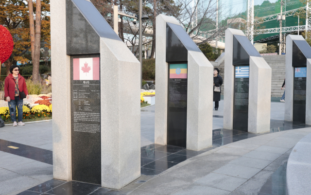 부산 남구 유엔평화공원 내 국가별 기념상 가운데 일부 국가의 소개글이 흐릿하다. 정대현 기자 jhyun@