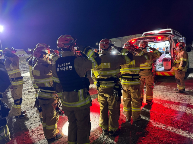 소방 구조대원들이 13일 새벽 울산 화력발전소 사고 현장에서 7일 만에 수습된 30대 김 모 씨의 시신이 구급차로 운구되자 경례를 하며 애도를 표하고 있다. 울산소방본부 제공