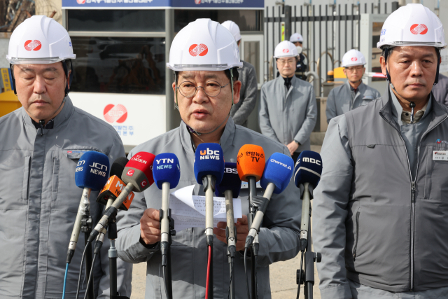 울산화력발전소 보일러 타워 붕괴 사고 8일째인 13일 오전 한국동서발전 권명호 사장(가운데)과 임원진이 발전소 후문 앞에서 사고 후 처음으로 입장을 발표하고 있다. 연합뉴스