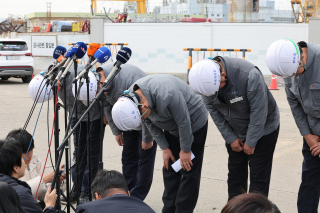 울산화력발전소 보일러 타워 붕괴 사고 8일째인 13일 오전 한국동서발전 권명호 사장(오른쪽 세번째)과 임원진이 발전소 후문 앞에서 고개 숙여 사과하고 있다. 연합뉴스