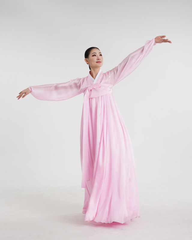 '황무봉 산조춤'을 추는 배민지 국립부산국악원 무용단 수석단원. 비연무보존회 제공