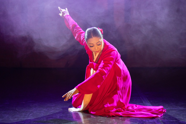 김백봉의 ‘청명심수’를 추는 안나경 김백봉춤보전회 회장. 비연무보존회 제공