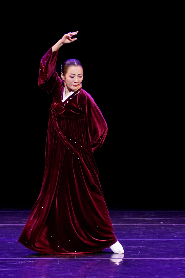 김진걸의 ‘내 마음의 흐름’을 선보이는 유정숙 김진걸산조춤보존회 회장. 비연무보존회 제공