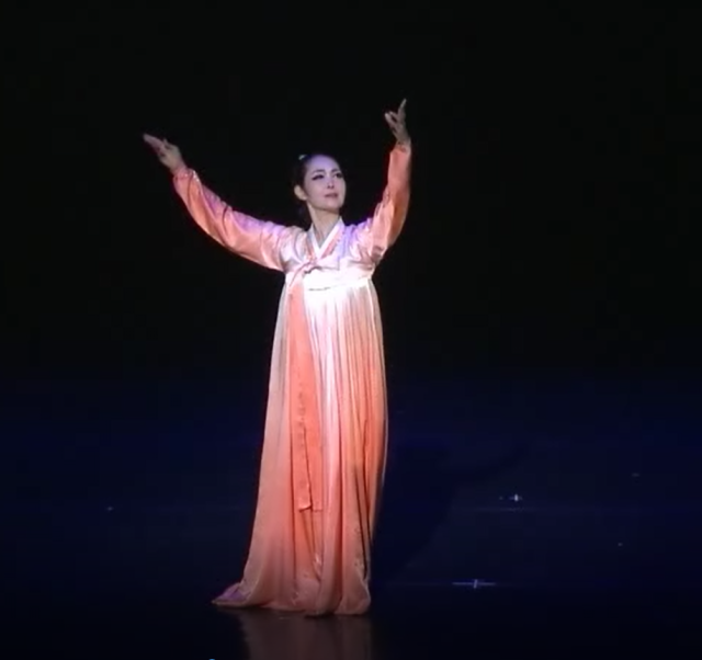 송범의 ‘황혼’을 선보이는 최영숙 우리춤협회 수석부이사장. 비연무보존회 제공