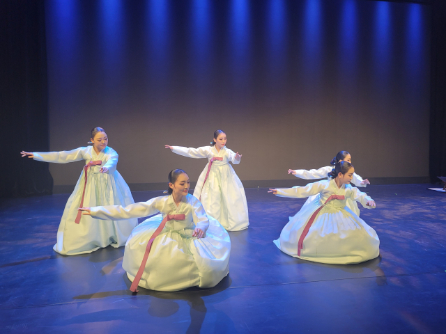 김미숙의 ‘신비연무’는 비연무보존회 회원들이 출연한다. 비연무보존회 제공