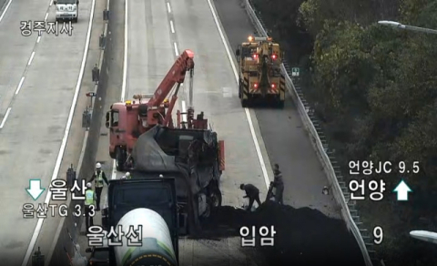 울산고속도로서 석탄 실은 트럭 전도…언양 방면 정체