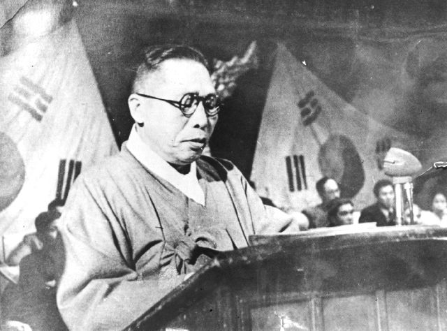 유네스코는 지난달 31일 우즈베키스탄 사마르칸트에서 열린 제43차 유네스코 총회에서 그의 탄생 150주년이 되는 2026년을 ‘유네스코 세계 기념의 해’로 공식 지정했다. 사진은 백범 김구 선생의 연설 모습. 부산일보DB