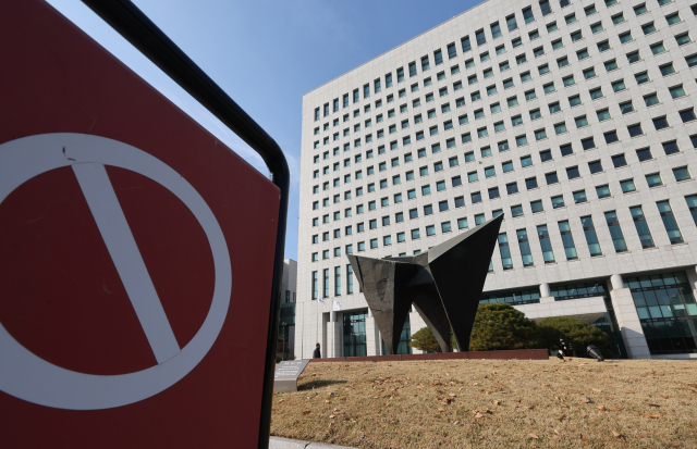 '대장동 항소 포기' 사태로 노만석 검찰총장 대행(사법연수원 29기·대검찰청 차장검사)이 자진 사퇴하면서 검찰이 지휘부 공백 사태를 맞았다. 13일 법조계에 따르면 노 대행의 사표가 수리되는 즉시 검찰은 '대행의 대행' 체제에 들어간다. 사진은 이날 서울 서초구 대검찰청 모습. 연합뉴스