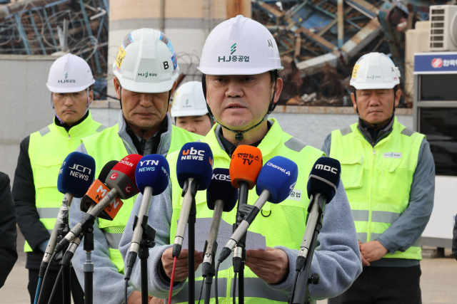 울산 화력발전소 붕괴 사고 8일째인 13일 발주처인 한국동서발전 권명호(사진 위) 사장과 시공사인 HJ중공업 김완석 대표가 잇따라 ‘늑장 사과’에 나섰다. 연합뉴스