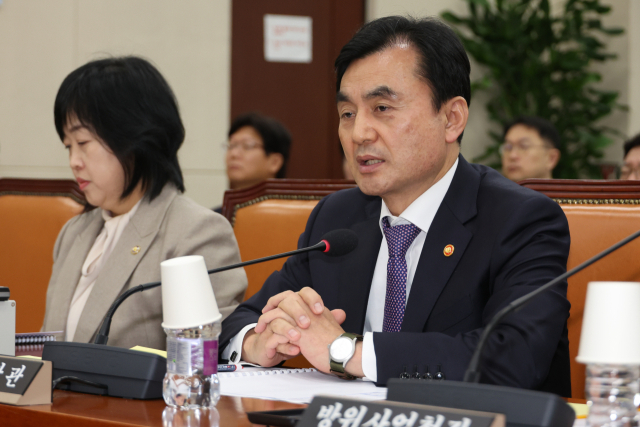 안규백 국방부 장관이 13일 서울 여의도 국회에서 열린 국방위원회 전체회의에서 여인형 전 국군방첩사령관의 메모와 관련한 더불어민주당 박선원 의원의 질의에 답하고 있다. 연합뉴스