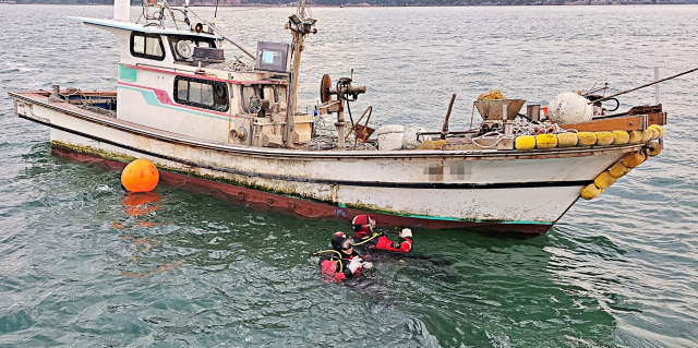 통영시 산양읍 수월항 남서방 2.7km 해상에서 발견된 통영선적 연안통발어선. 당시 엔진 시동이 시동이 켜진 상태로 70대 선장은 없는 상태였다. 통영해양경찰서 구조대가 어선 주변에서 수중 수색을 벌이고 있다. 통영해양경찰서 제공