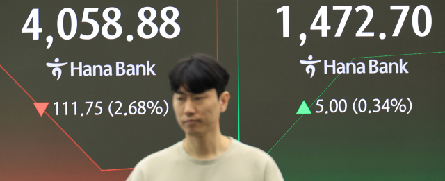 14일 서울 하나은행 본점 딜링룸 모니터에 주가와 환율이 표시되고 있다. 연합뉴스