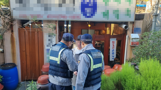 부산경찰청은 지난 11일 오후 2시 40분께 부산 해운대구 우동 한 식당에서 피싱 범죄를 당할 뻔한 식당 업주인 70대 남성 A 씨를 설득해 피해를 예방했다고 14일 밝혔다. 부산경찰청 제공.