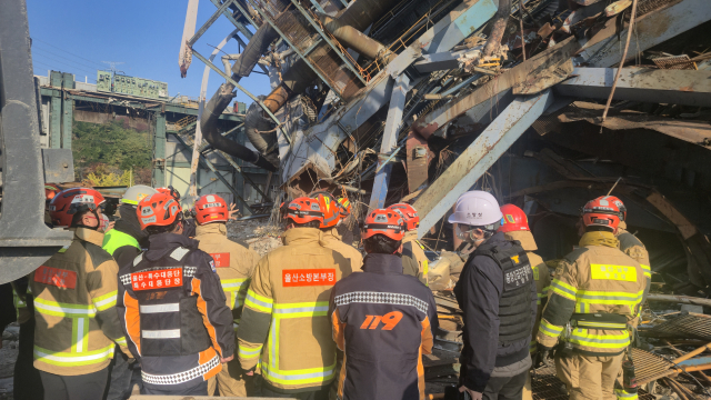 소방 등이 14일 오전 울산화력 붕괴 사고 현장에 모여 실종자 예상 지점 진입을 위해 회의하는 모습. 울산소방본부 제공