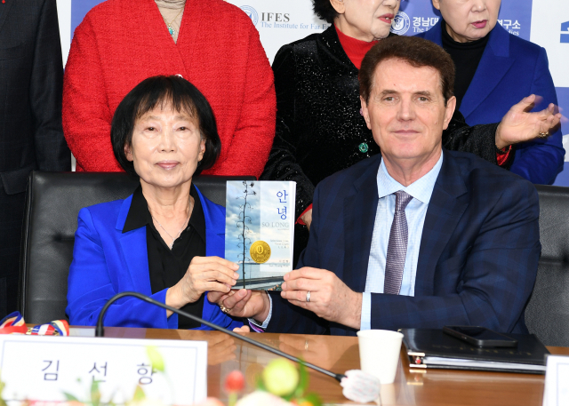 미국 현지 시간인 지난 12일 오르페우스 텍스트 올해의 책에 선정된 북한대학원대학교 김선향(왼쪽) 이사장이 잭 마리나이 심사위원장과 함께 기념 촬영을 하고 있다. 북한대학원대학교 제공