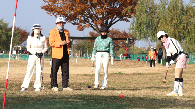 14일 제2회 부산일보 파크골프 본선에 오른 여성 선수들이 치열한 경쟁을 벌이고 있다. 남태우 기자