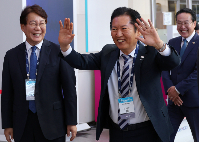 더불어민주당 정청래 대표가 지난 14일 오후 부산 해운대구 벡스코에서 열리고 있는 국제게임전시회 지스타2025를 찾아 관람객들에게 인사하고 있다. 연합뉴스