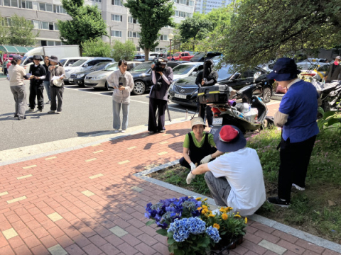 마을 영화 ‘그 많던 꿀벌은 어디로 사라졌을까’를 찍고 있다.