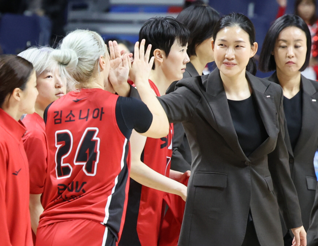 부산 BNK의 박정은 감독이 16일 부산 사직체육관서 열린 2025-2026 여자프로농구 정규리그 개막전서 이긴 뒤 선수들과 함께 기뻐하고 있다. 연합뉴스