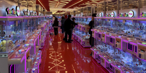 우후죽순 생기는 인형 뽑기, 고가 경품 걸고 중독성 조장?